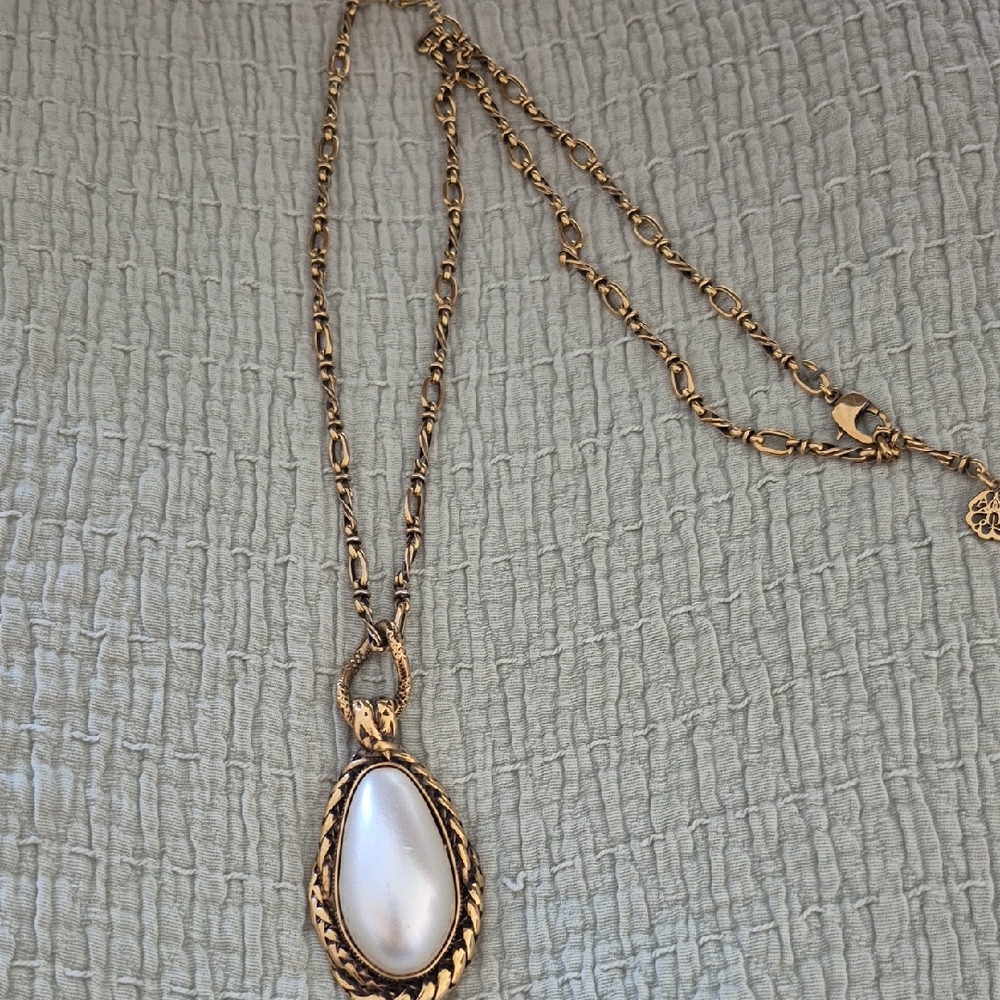 Elegant Gold Pendant Necklace